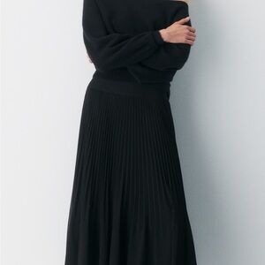 Aritzia / Wilfred - Twirl Pleated Skirt in Black (00)